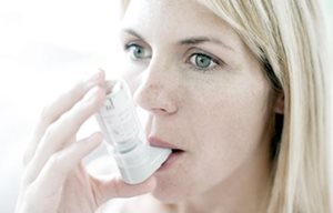Ženska uporablja inhalator.