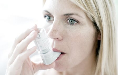 Ženska uporablja inhalator.