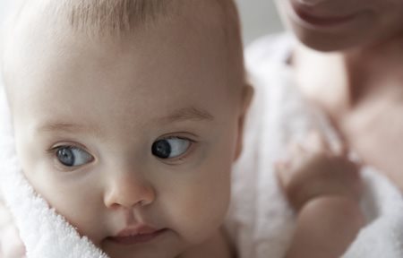 Dojenček, zavit v odejo