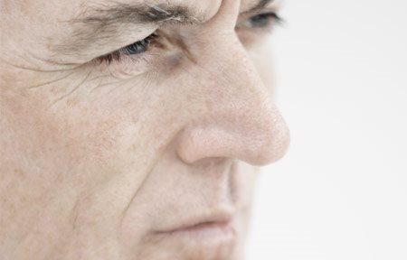 Povečava obraza starejšega moškega