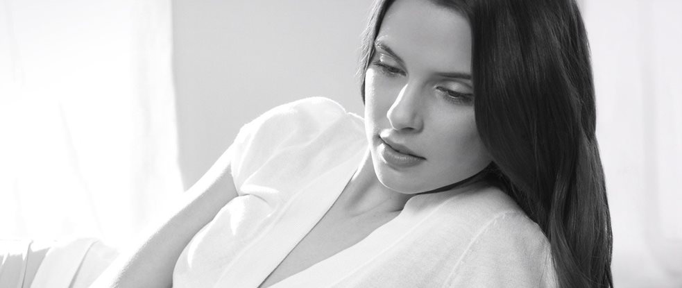 Ženska s temno kožo v sproščenem položaju