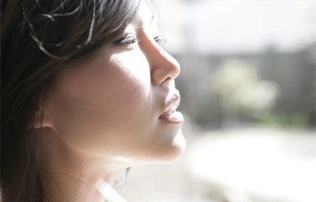 Azijka gleda v sonce.