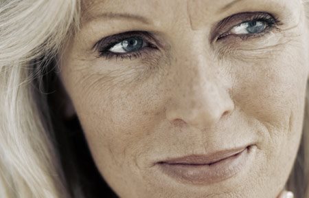 Starejša ženska z belo kožo in starostnimi pegami