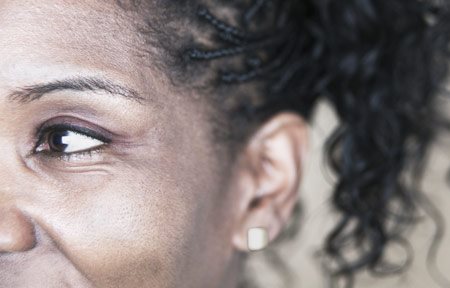 Ženski obraz s temno kožo