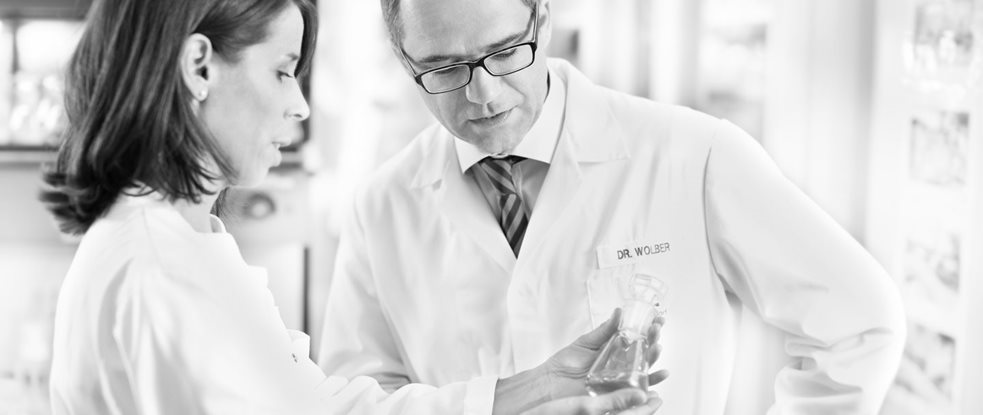 Dr. Rainer Wolber, vodja oddelka za razvoj dermokozmetičnih izdelkov, se pogovarja z znanstvenikom za nego kože.
