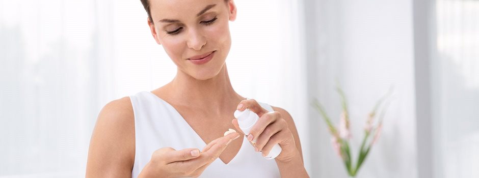 Zaščita pred soncem je pomemben del nege kože z atopijskim dermatitisom.