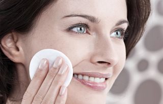 Ženska tonificira svoj obraz.