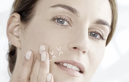 Ženska nanaša koncentrat na predel med očmi.