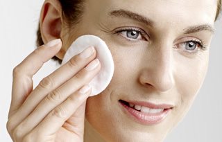 Ženska uporablja tonik.