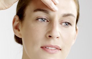 Ženska uporablja koncentrat.