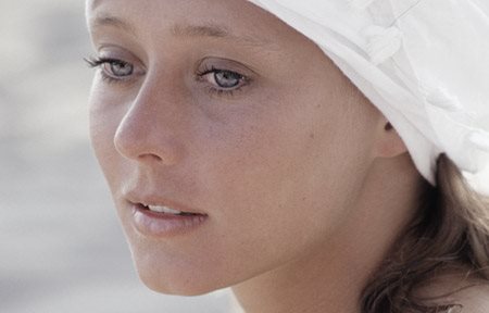 Ženska z belim pokrivalom