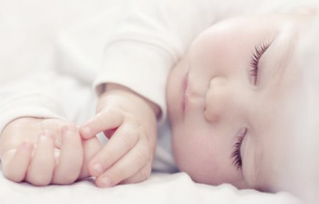 Dojenček v spečem položaju