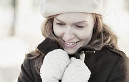 Ženska je ovita v brisačo.