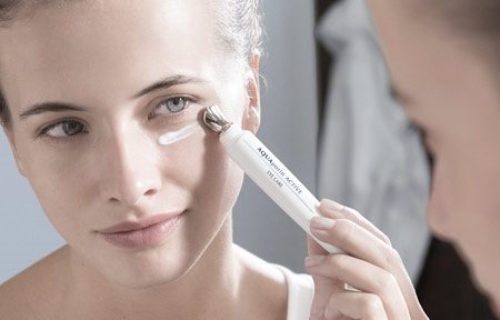 Ženska nanaša negovalni izdelek za okrog oči.